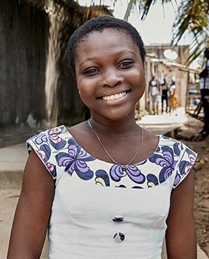 Olīvijai Akai ir 1. tipa cukura diabēts, un viņa dzīvo Kotdivuārā.